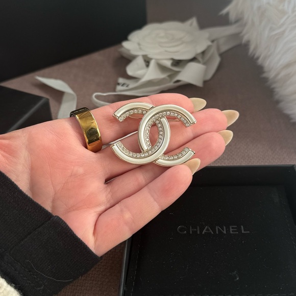 CHANEL Jewelry - CHANEL CC Brooch / Pin – Champagne Gold with Crystals